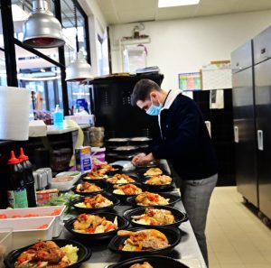 Préparation des repas offerts aux étudiants 